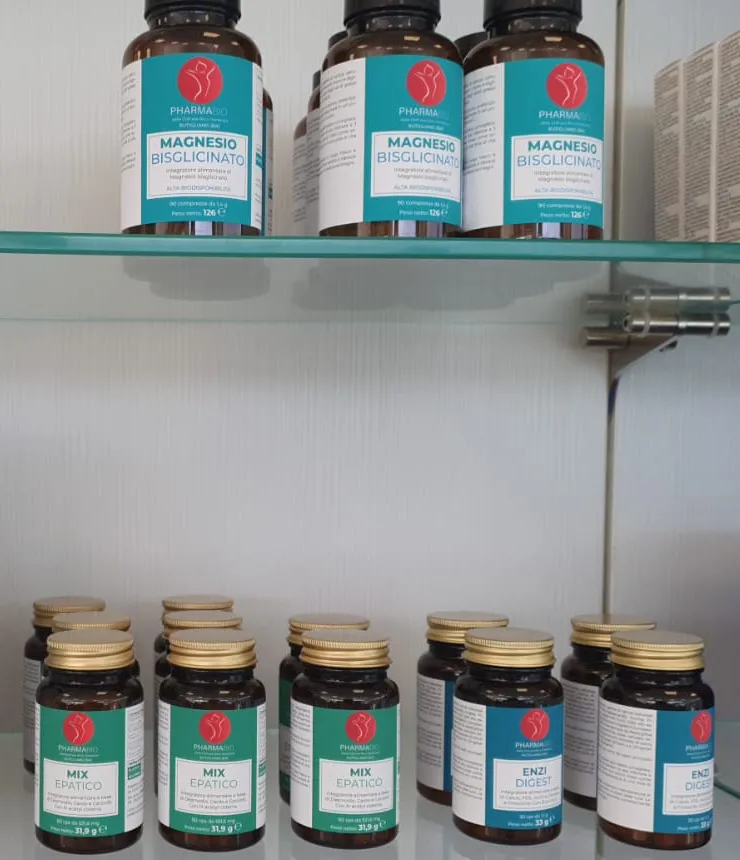 Integratori della linea Pharmabio sugli scaffali della parafarmacia: Magnesio Bisglicinato, Mix Epatico ed Enzi Digest